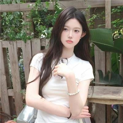 玻璃橱窗中的姑娘